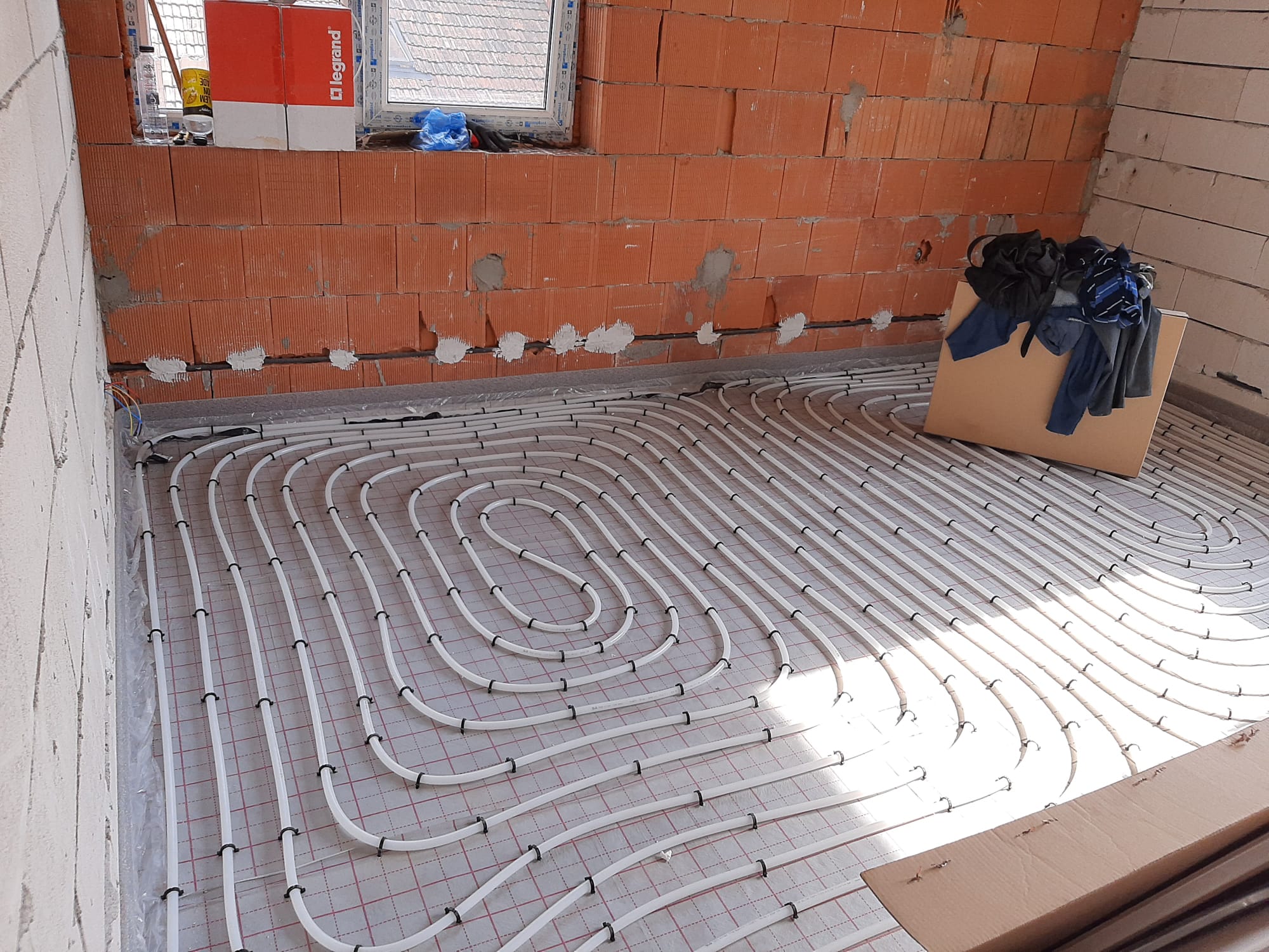 Încălzire în pardoseală — bucle PEX pe folie cu plot